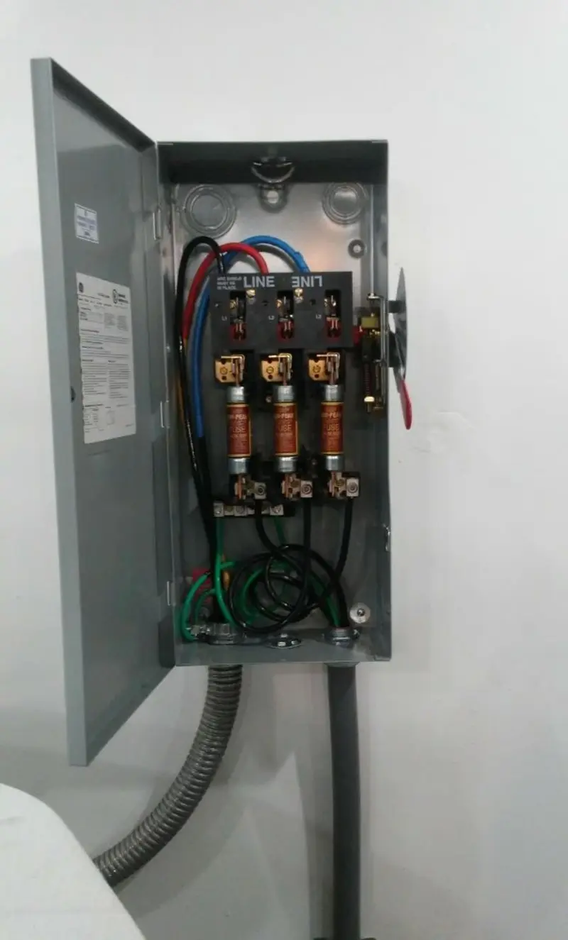 Three-phase disconnect switch installed for Smoke Detector Installation in Cynthiana